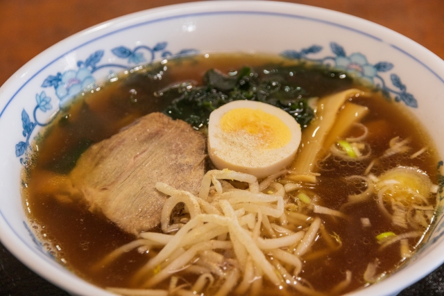 しょう油ラーメンゆで卵のせ画像