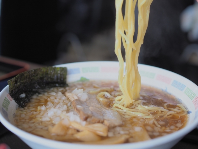 熱々ラーメン麺をつまむ画像