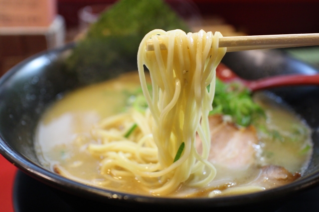 味噌ラーメン麺をすくっている画像