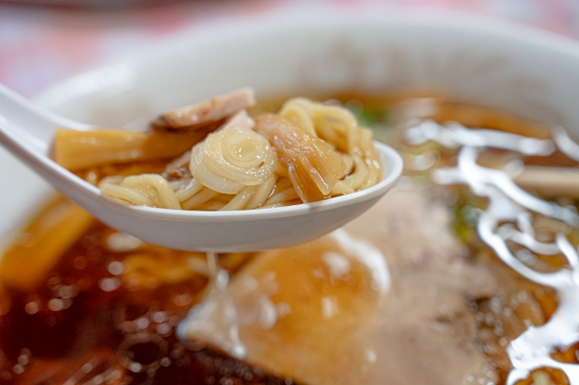 あっさりしょう油ラーメンレンゲですくう画像